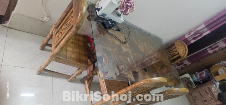 ডাইনিং টেবিল